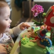 Nat�lka s dortem k t�et�m narozenin�m